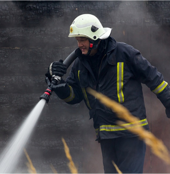 Valsts ugunsdzēsības un glābšanas dienesta darbinieki var doties izdienas pensijā, viņiem šo privilēģiju nav plānots atcelt.