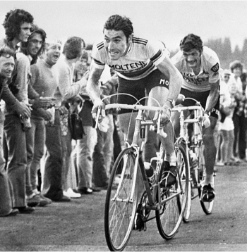 Beļģis Edijs Merkss (priekšplānā), aiz viņa francūzis Bernārs Tevenē, kam blakus nīderlandietis Jūps Zētemelks, sacenšas 1975. gada "Tour de France" velobraucienā. Merkss togad varēja kļūt par pirmo seškārtējo tūres uzvarētāju, taču viņa izredzes apslāpēja kāda līdzjutēja sitiens pa vēderu kalnu etapa laikā. Merkss trīs posmus vēlāk līdera dzelteno krekliņu zaudēja Bernāram Tevenē.