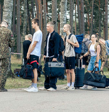 No 757 jauniešiem, kas uzsākuši dienestu, 571 jeb 75% brīvprātīgi pieteikušies dienestā, bet pārējie iesaukti atlasē pēc nejaušības principa.