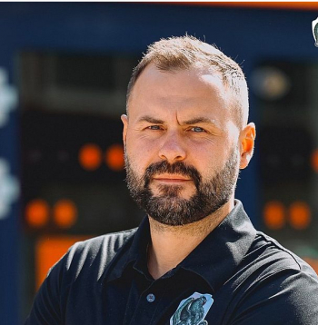 Edgars Brancis ir ieguvis trenera izglītību LSPA un par bērnu un jauniešu hokeja treneri strādājis kopš 2018. gada. Nu viņam kopā ar visu Liepājas hokeju jauns izaicinājums – atgriešanās Latvijas čempionāta virslīgā.