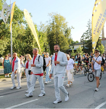 Valmieras svētku gājiens vienmēr bijis krāšņs, un tajā ar prieku piedalās arī jaunie sportisti un viņu nopelniem bagātie treneri.