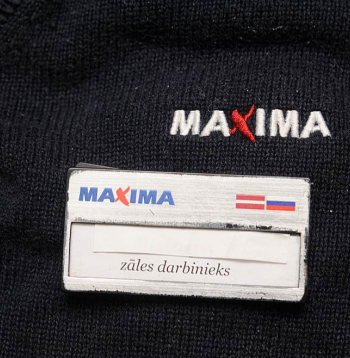 "Maxima Latvija" darbiniekiem piespraudēs attēloti arī to valstu karogi, kuru valodu zinot darbinieks. Taču ne visi darbinieki ir mierā, ka pie sava vārda uz krūtīm jānēsā arī agresorvalsts karogs.
