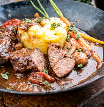 Alū sautēti cūku vaigi ar biezeni.