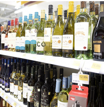 Gada sākumā Saeima pēc karstām debatēm pieņēma grozījumus Alkoholisko dzērienu aprites likumā, cerot, ka tie varētu palīdzēt cīņā ar alkoholismu sabiedrībā. Rīt lielākā daļa jauno alkohola tirdzniecības ierobežojumu stājas spēkā.