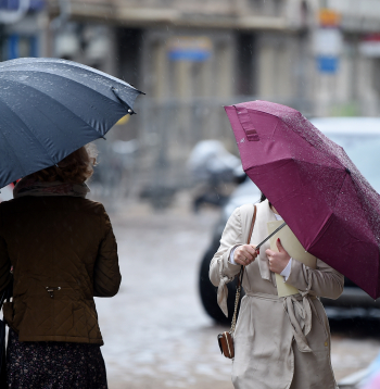 Gājēji Ģertrūdes ielā.