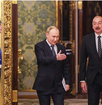 Kopš pagājušā gada nogales Ilhams Alijevs (no labās) sācis adresēt arvien iznīcinošus tekstus Krievijai, bet Putins Azerbaidžānas presē salīdzināts ar Staļinu.