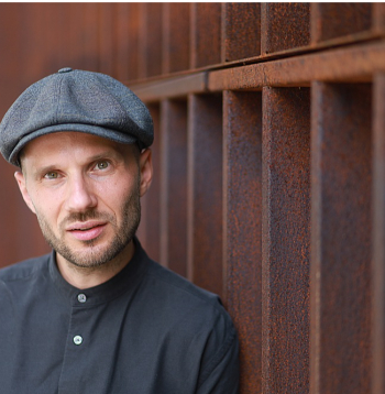 Reinis Suhanovs: "Jāsaka godīgi, gadsimta pirmajā desmitgadē, kad sāku strādāt teātrī, gaisotne bija krietni brīvāka."