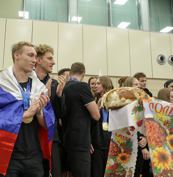 Krievijas peldētāji no pasaules čempionāta mājās tika sagaidīti īsteni krieviskā stilā – ar maizi un sāli.