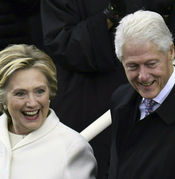 Šajā arhīva fotoattēlā, kas uzņemts 2017. gada 20. janvārī, bijusī Demokrātu partijas prezidenta amata kandidāte Hilarija Klintone un bijušais prezidents Bils Klintons ierodas uz platformas pie ASV Kapitolija Vašingtonā, pirms notiek ASV prezidenta ievēlētā Donalda Trampa zvēresta došanas ceremonijas.