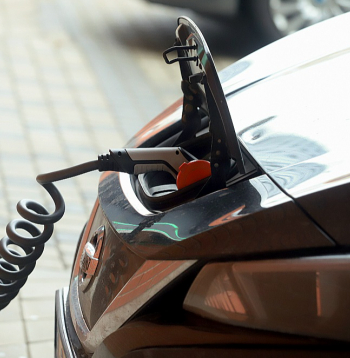 Klimata un enerģētikas ministrijā saskaitījuši, ka Latvijā šobrīd ir vairāk nekā 340 000 mazaizsargātas mājsaimniecības: ekonomiski aktīvi iedzīvotāji ar zemu vai vidēji zemu ienākumu līmeni, kas spēj segt ikdienas izdevumus, bet kam nav pieejami brīvi līdzekļi lielākiem ieguldījumiem, piemēram, auto iegādei. Ministrijas ieskatā elektroauto, ja tā iegādei būtu līdzfinansējums, viņu ikdienu varētu padarīt vieglāku.