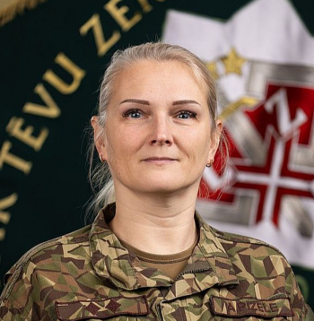 Anita Pizele: "Pēc Aizsardzības koledžas pabeigšanas viena kolēģe man jautāja, ko tu darīsi, kad tev iedos komandēt bataljonu. Teicu – apsēdīšos, izpētīšu, kas ir manā atbildībā, un tad aizsargāšu to teritoriju."