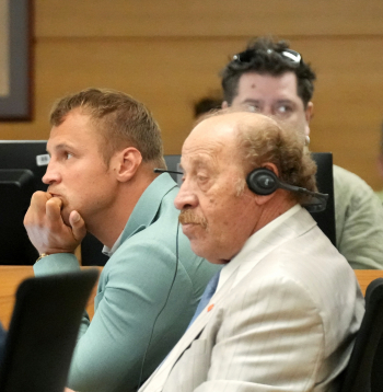 Rīgas domes deputāti Jakovs Pliners (no labās) un Mairis Briedis piedalās domes sēdē.