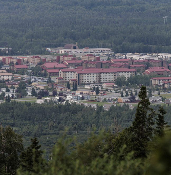 Skats uz apvienoto Elmendorfa-Ričardsona bāzi, kur šodien notiek ASV prezidenta Donalda Trampa un Krievijas diktatora Vladimira Putina tikšanās.