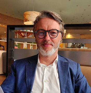 "Cieši sadarbojamies ar potenciālajiem piegādātājiem, partneriem, investoriem un ES iestādēm, lai 2028. gadā varētu uzsākt ilgtspējīgas aviācijas degvielas rūpnīcas būvniecību Liepājas SEZ un 2030. gadā tā sāktu strādāt," saka SIA LSEZ "NorSAF" valdes loceklis Jānis Kisiels.