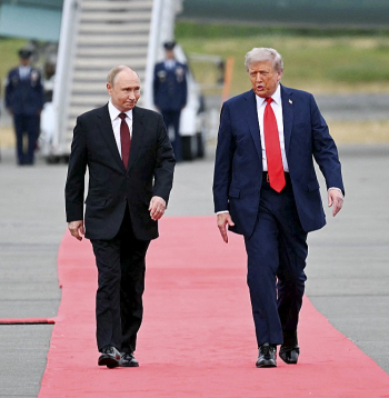 ASV prezidents Donalds Tramps (no labās) Krievijas diktatoru Vladimiru Putinu Savienoto Valstu karabāzē Aļaskā piektdien sagaidīja ar izklātu sarkano paklāju.