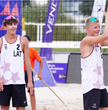 Latvijas pludmales volejbolisti Kristians Fokerots (nr.2,) un Olivers Bulgačs.