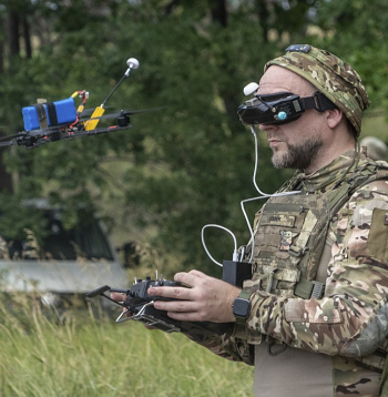 Daudzas agrākās doktrīnas, instrukcijas un reglamentus attiecībā uz to, kā jānorisinās kaujai, varēja izsviest, kad gaisā parādījās droni.