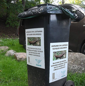 Speciālais konteiners Spānijas kailgliemežu savākšanai Vīlandē.