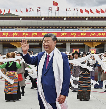 Ķīnas prezidents Sji Dzjiņpins trešdien tika sveikts Tibetas administratīvajā centrā Lhasā.