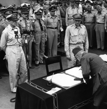 Japānas ģenerālis Jošidžiro Umezo paraksta kapitulācijas dokumentu uz “Missouri” klāja Tokijas līcī 1945. gada 2. septembrī.