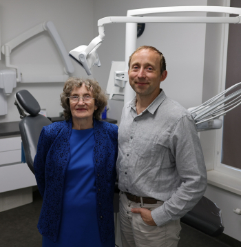 Ģirtam Bīriņam jau kopš bērna kājas bija iespēja iepazīt profesiju tuvplānā – mamma Aija par zobārsti strādāja vairāk nekā 50 gadus.