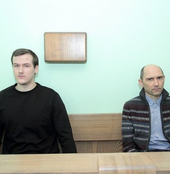 Abi apsūdzētie – nelaiķes Līvas vīrs Renārs (no kreisās) un tēvs Valdis tiesā 2019. gadā. 