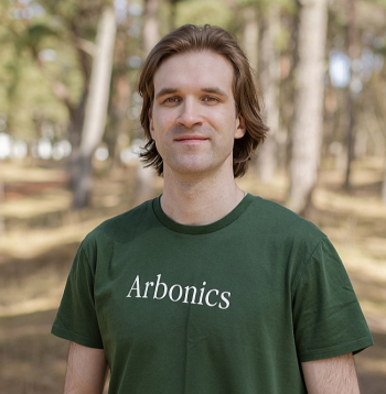 Klimata tehnoloģiju uzņēmuma "Arbonics" mežsaimniecības speciālists Jānis Ruks: "Kredīti tiek radīti tikai tad, kad mežā notiek kas jauns, tāds, kas palielina oglekļa uzkrāšanu ārpus ierastās prakses. Tieši tāpēc koncentrējamies uz neizmantotām lauksaimniecības zemēm, krūmājiem vai bijušajām ganībām."