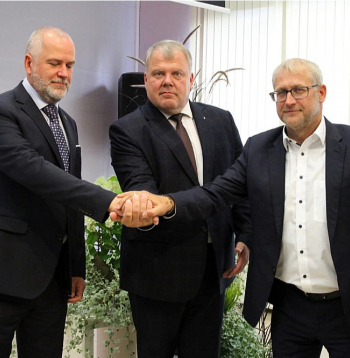 Latvijas Pašvaldību savienības priekšsēdētājs Gints Kaminskis (vidū) ar saviem vietniekiem – Valmieras novada domes priekšsēdētāju Jāni Baiku (no kreisās) un Saldus novada domes priekšsēdētāju Māri Zustu.
