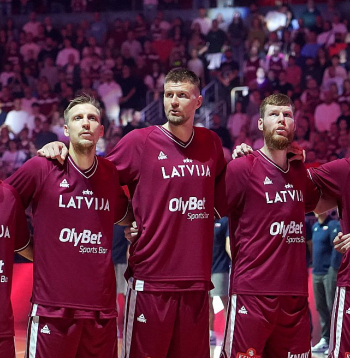 Latvijas basketbola izlases sastāvs ir ļoti pieredzējis un rūdījies daudzās nozīmīgās cīņās. Jaunākajam spēlētājam Mārcim Šteinbergam ceturtdien apritēs 24 gadi, viņš ir viens no diviem lielo turnīru debitantiem, vēl arī Rihards Lomažs, kurš gan pagājušajā gadā piedalījās olimpisko spēļu kvalifikācijas turnīrā. Attēlā – pieredzējušie basketbola vilki – kapteinis Dairis Bertāns (no kreisās), Mareks Mejeris, Kristaps Porziņģis, Dāvis Bertāns un Rolands Šmits.