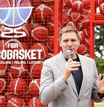 Latvijas Basketbola savienības ģenerālsekretārs un "EuroBasket 2025" izpilddirektors Kaspars Cipruss piedalās "Rimi EuroBasket 2025" arkas atklāšanas pasākumā Esplanādē, laukumā pie Raiņa pieminekļa, gaidot Eiropas čempionātu basketbolā vīriešiem.