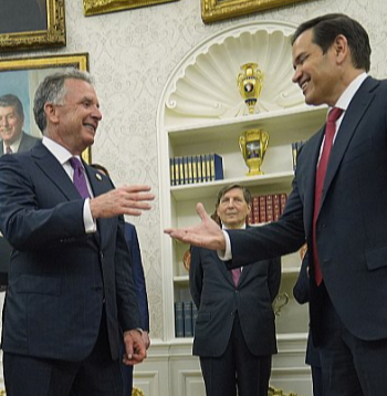 Marks Rubio (no labās) Baltā nama Ovālajā kabinetā sveic ASV prezidenta īpašo sūtni Stīvu Vitkofu.