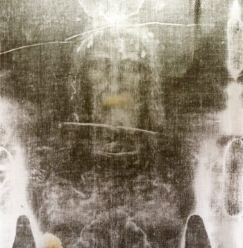 Turīnas līķauta fragments negatīvā. Līķauts, domājams, tika izmantots, lai ietītu Jēzus ķermeni pēc viņa nāves. Uz tā ir saglabājies cilvēka attēls, kas, iespējams, ir paša Kristus nospiedums. Līķauts tiek raksturots kā gaiša linu drāna, kuras garums ir 4,34 metri un platums 1,09 metri.