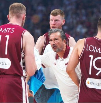 "Sūdi notiek, un ar mums diemžēl šobrīd – pārāk bieži," spēlētāju savainojumi bažīgu dara Latvijas izlases galveno treneri Luku Banki. Viņš un arī citi treneri uzsvēruši, ka starptautiskajai federācijai jāmaina noteikumi un jāļauj turnīram pieteikt vairāk nekā 12 spēlētājus. Futbolā pirms vairākiem gadiem tika nolemts maiņu skaitu palielināt no trim līdz piecām, bet hokeja pasaules čempionātā, ja kāds satraumējas, drīkst pieteikt citu spēlētāju. Cik ilgi problēmu ignorēs basketbola virsvadītāji?