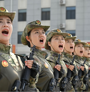 Ķīnas armijas sieviešu vienības karavīres militārās parādes ģenerālmēģinājumā Pekinā. Ķīnas vīzijā nākotnes pasaule ir multipolāra, bet dominējošo lomu tajā spēlē Ķīna. Valstis, kas ap to pulcējas, nepārstāv Rietumu nometni.