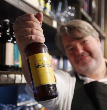 "Valmiermuižas alus" saimnieks Aigars Runģis gatavs atkāpties otrajā plānā pēc tam, kad uzņēmumu pārņems konkurents – "Cēsu alus".