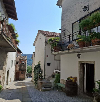 Vipavski Križ pilsētiņa uzbūvēta nocietinātā pakalnā, tādēļ tās ieliņas ir šauras un mazliet atgādina Itāliju.