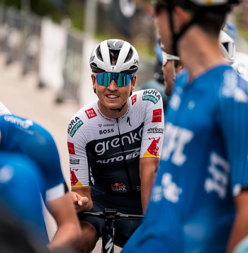 Georgs Tjumins tiek uzskatīts par Latvijas jaunās paaudzes daudzsološāko šosejas riteņbraucēju, 17 gadus vecajam puisim nule Itālijā izcīnot pirmo uzvaru Starptautiskās riteņbraukšanas federācijas (UCI) līmeņa sacensībās.