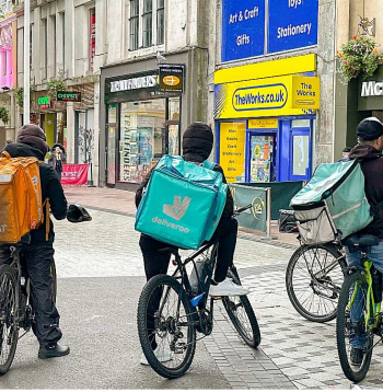 Migrantiem Lielbritānijā, gaidot lēmumu par uzturēšanās atļaujas piešķiršanu, stingri aizliegts strādāt pirmos 12 mēnešus pēc ierašanās valstī, tomēr daži iemanījušies noteikumus apiet un tikt pie darba jau pāris stundu pēc Lamanša šķērsošanas gumijas laivā.
