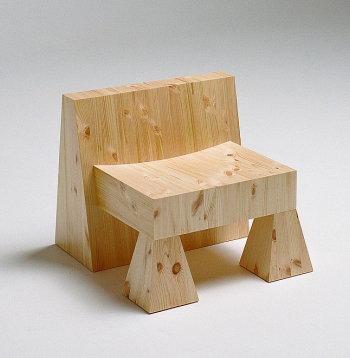 Studijas "Gateris Works" dizaineri izstādei radījuši "Freckle" krēslu, kas ir veltījums zaru izraibinātai, kukaiņu bojātai un neviendabīga toņa koksnei – visam kokam, ko mēbeļu industrija kvalificē kā "zemākas šķiras". Koncepciju iedvesmojusi ķermeņa pieņemšanas kustība un skaistuma industrija, kur individualitāte šobrīd ir kļuvusi par galveno virzītājspēku.