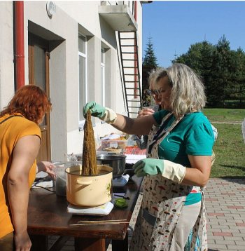 Krāsošana ar sēņu krāsvielām ir aizraujoša nodarbe – gluži kā olu vārīšana sīpolmizās.