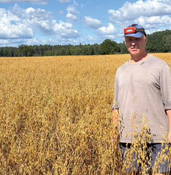 Zemnieku saimniecības "Silvas" saimnieks Māris Bērziņš: "Zirņauzas audzējam bioloģiski, un viss ir perfekti. Ja ir augsne iekopta, ja ir labs pH, ja fosforu un kāliju iestrādā, augsnes analīzes veic, precīzi darbojas, tad arī ar bioloģisko metodi var dabūt labu ražu. Šajā sezonā kūlām četras tonnas auzu no hektāra."