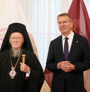 Valsts prezidents Edgars Rinkēvičs (no labās) un Konstantinopoles ekumeniskais patriarhs Bartolomejs I tikšanās laikā Rīgas pilī.