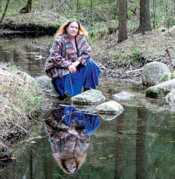 Dabas dziedniece Marija Sils dzīvo Uguņos, tālu no Rīgas kņadas, kur var skaidrāk saklausīt dabu, saelpoties ar kokiem un ūdeņiem.