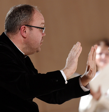 Mākslinieciskās dramaturģijas izpratnē, emociju afektos, raksturu diferenciācijā, stilistiskās pasaules tiešā un precīzā iedzīvinājumā bija rodami Māra Sirmā pārraudzītā atskaņojuma lielākie panākumi.