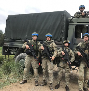 Jēkabpils bataljona ilggadējie sadarbības partneri lietuviešu zemessargi no Rokišķiem īslaicīgi izveidotajā robežkontroles punktā netālu no Jodupes.