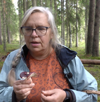 Mikoloģe Inita Dāniele.