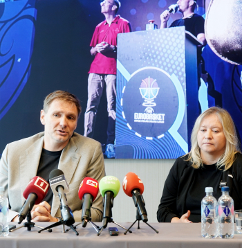 Latvijas Basketbola savienības (LBS) ģenerālsekretārs Kaspars Cipruss un FIBA Eurobasket2025 pasākuma menedžere Maruta Eglīte piedalās LBS un Eiropas basketbola čempionāta organizētāju rīkotajā preses konferencē, kurā informē par pirmajiem sacensību secinājumiem.