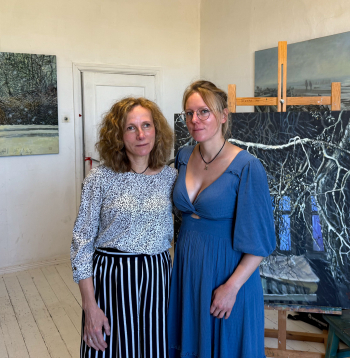 Abas mākslinieces, mamma un meita, Mētras radošajā pasaulē – viņas studijā Jēkabpilī.