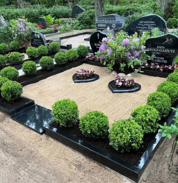 Arvien biežāk cilvēki vēlas savu tuvinieku atdusas vietas izveidot gan skaistas, gan viegli kopjamas.