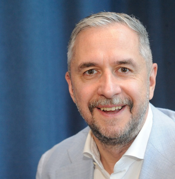 "Helmes Latvija" valdes priekšsēdētājs Viesturs Bulāns: "Gan uzņēmumus, gan valsts pārvaldi ir pārņēmusi mākslīgā intelekta ažiotāža, taču ko īsti ar to var izdarīt – to īsti daudzos gadījumos nezina. Varētu pat pajokot, ka mākslīgais intelekts šobrīd ir kā pusaudžu sekss – visi par to runā, bet neviens īsti nezina, kā to darīt."